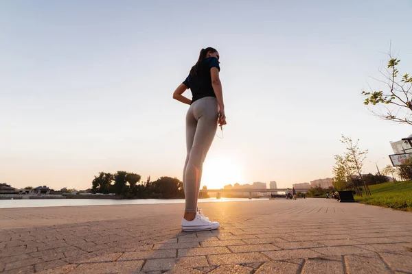 Een jong meisje in een sport uniforme gestopt voor een respijt — Stockfoto