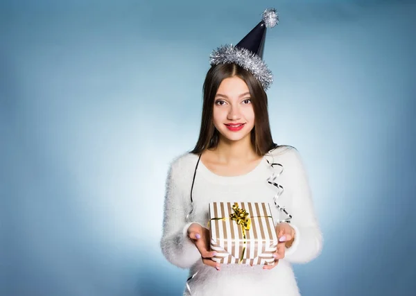 Šťastná dívka slaví Nový rok a Vánoce, firemní, obdržel dárek od týmu — Stock fotografie