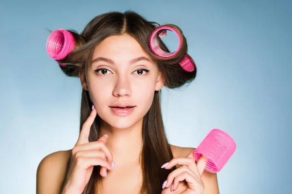 Attrayant jeune fille veut une belle coiffure, sur sa tête gros boucles de cheveux roses — Photo