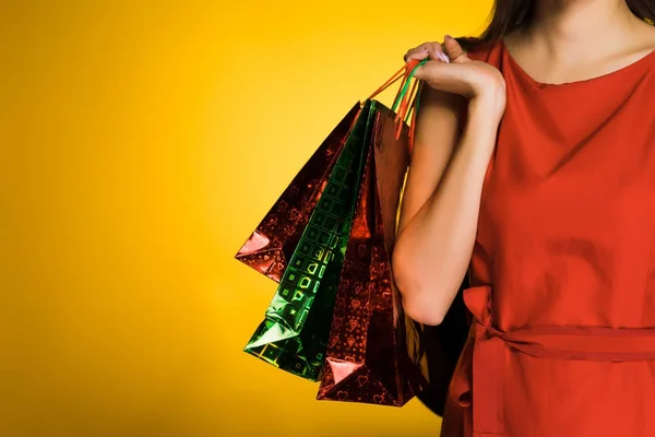 Chica en vestido rojo después de ir de compras y el viernes negro —  Fotos de Stock