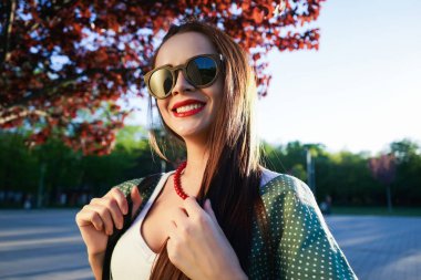 Kadın gözlük çantası, günbatımı, sokak stili bir sıcak, güneşli yaz günü moda