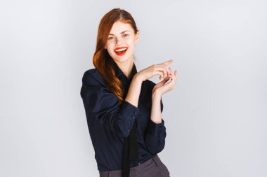 gülüyor ve izole kameraya bakarak kırmızı dudaklar ile şirin Kızıl saçlı kız