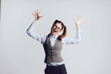 neşeli, neşeli kız gözlük ile iki ponytails ile kadar atlar ve onun ellerini, izole büyüdü