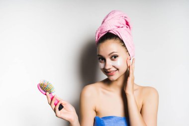 sonra duş başında pembe havlu ve yüzünde bir tarak tutarak ve izole kameraya sevimli seyir yamalar ile kız