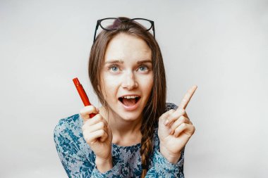 Mutlu genç kadın aramak iyi fikri vardır