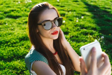 Kadının selfie dışında boşaltmak, sıcak yaz günü yapması