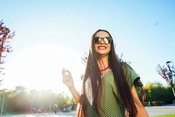 Happy sorrindo brilho jovem menina, alegria, desfrutar da vida, conceito de brilho de verão liberdade — Fotografia de Stock