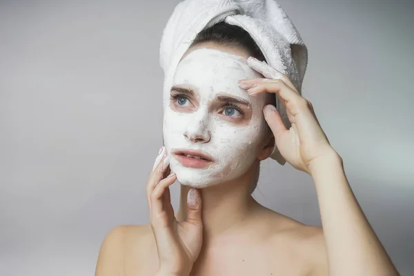 Skönhet tonåring, kvinna som vit hud care mask på ansikte — Stockfoto