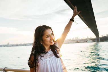 Gemi tatil kadının seyahat etmek tatil denizde seyir. Ücretsiz kaygısız mutlu kız Kollarını açarak özgürlük poz Ocean adlı arıyorsunuz.