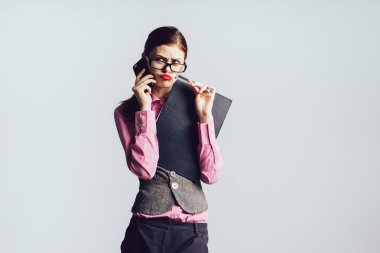 iş kadını bardaklarda ve discontentedly Evet ve bir klasör tutan kırmızı ruj