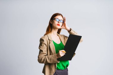 ciddi iş kadını gözlük ve parlak kırmızı dudaklar ile klasörleri onun elinde tutan ve izole saçlarını düzeltiyor