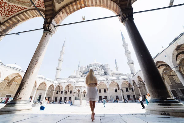 Bir eşarp genç bir Müslüman kadın Istanbul camiye gider. Yaz tatili, seyahat. İspanyol kız, İran, Suriye kadın