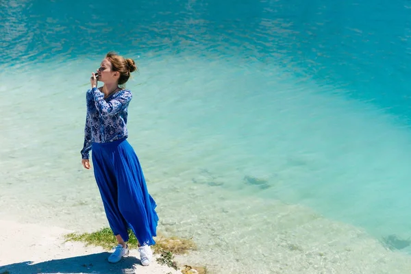Giovane donna di bellezza in spiaggia, blu acqua estate viaggio sfondo — Foto Stock