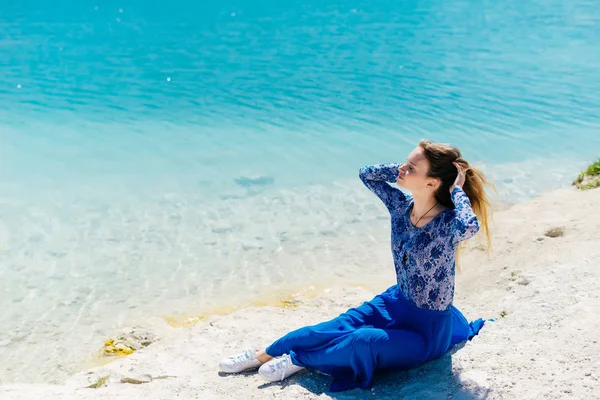 Libertà donna in felicità libera beatitudine sulla spiaggia. Sorridente felice modello femminile multiculturale in abito estivo blu godendo serena natura oceanica durante le vacanze di viaggio all'aria aperta . — Foto Stock