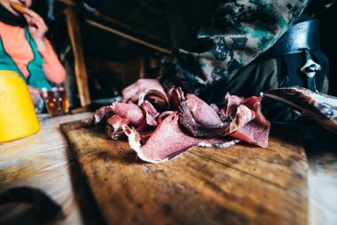 avcılık lodge kesme tahtası üzerinde ham geyik eti olduğunu.