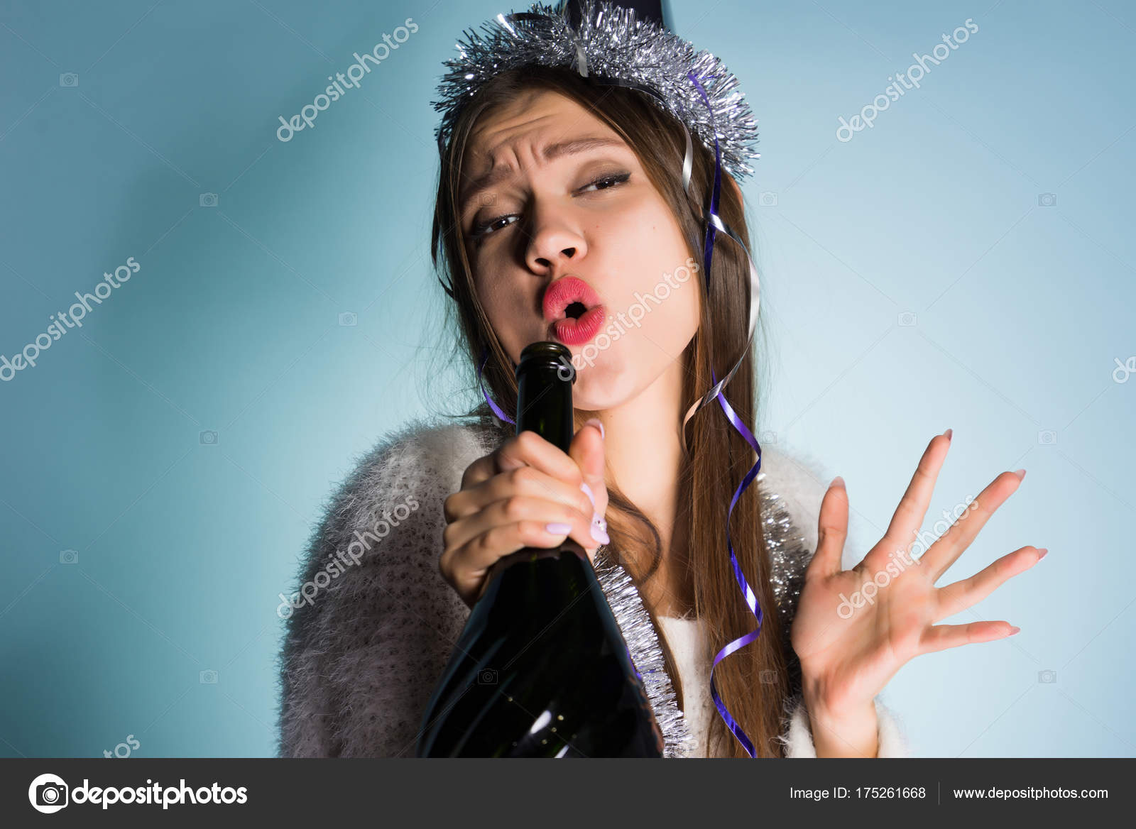 Смешная Молодая Пьяная Девушка С Бутылкой Шампанского, Поющая.