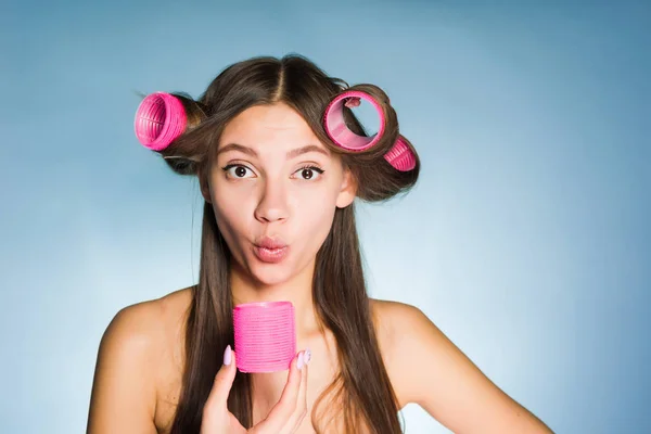 Drôle jeune fille aller à une fête, faire une coiffure à la mode avec un grand boucleur rose — Photo