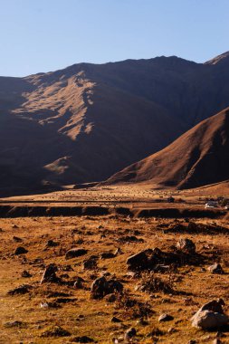 mavi gökyüzüne karşı Kafkasya dağlarının ilham verici doğa