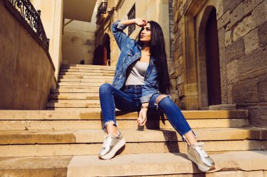 bir kot ceket poz içinde çekici kız geldi tatilde Azerbaycan Bakü şehir