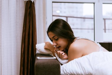 Sosisli uykulu bir kız son zamanlarda uyandı, onu smartphone görünüyor