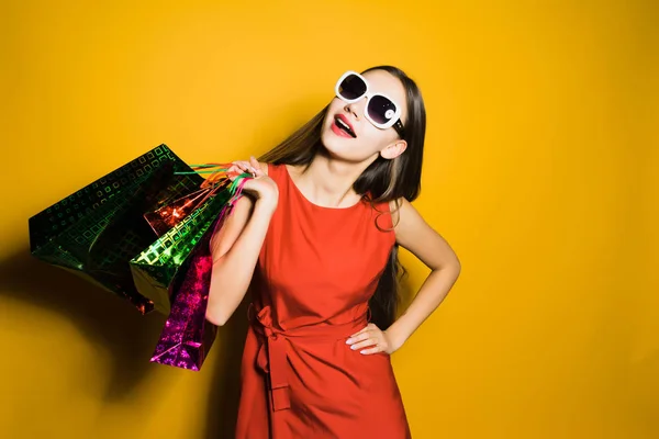 선글라스 행복 검은 금요일에 쇼핑 행복 한 어린 소녀 — 스톡 사진