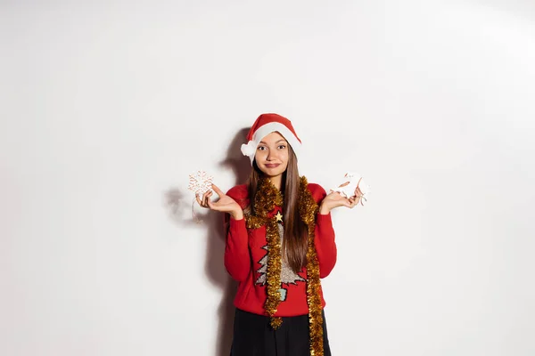 Glückliches Mädchen, das Weihnachten und Neujahr feiert und Weihnachtsdekorationen hält — Stockfoto