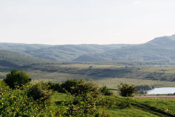 Natureza inspiradora, vista das montanhas do Cáucaso, em torno de um monte de vegetação, tempo quente — Fotografia de Stock