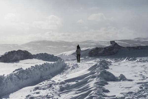 Jente reiser nord for Island, går gjennom snøen – stockfoto