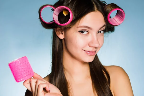 Αυτοπεποίθηση νεαρό κορίτσι πρόκειται να ένα κόμμα, κάνει ένα μοντέρνο χτένισμα με ένα μεγάλο ροζ μπικουτί — Φωτογραφία Αρχείου
