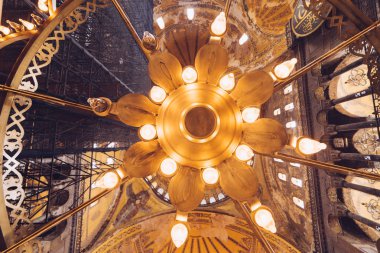 Aya Sofya, iç yeniden yapılanma iç avize