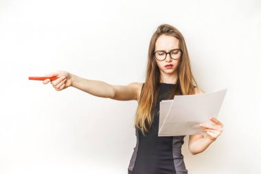 Kadın gösterir, işaretleme sol, izole öğretmen, öğrenci. uzun saçlı gizemli kız