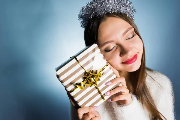 Gelukkig jong meisje heeft een cadeautje gekregen van haar collega's voor het nieuwe jaar en kerst — Stockfoto