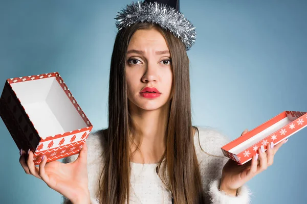 Trauriges Mädchen, das eine leere Geschenkbox in der Hand hielt, erhielt kein Geschenk — Stockfoto