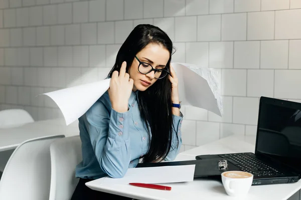 Ocupada mujer de negocios cansada freelancer trabajando en la cafetería con el ordenador portátil — Foto de Stock