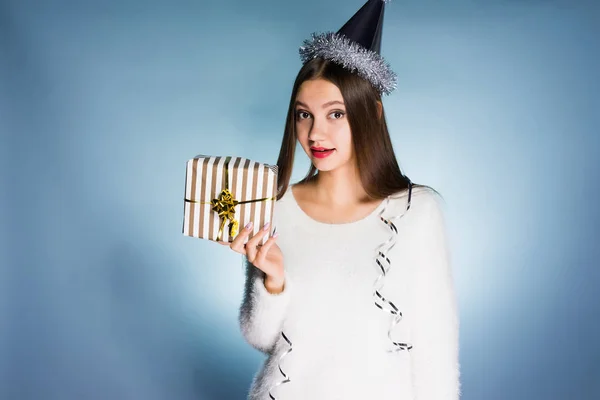 Una joven esperando el nuevo año y la Navidad, recibió un regalo de sus colegas, ir a la empresa — Foto de Stock