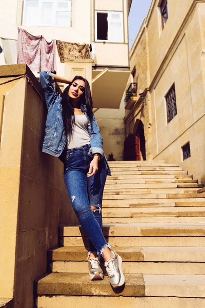 Stylish young tourist girl travels through the cities of Europe, walks the streets of Baku, in Azerbaijan, poses — Stock Photo, Image