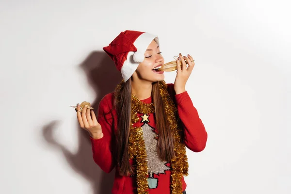 Щаслива дівчина щасливий, святкує новий рік та Різдво, у червоній кепці як Санта Клаус — стокове фото