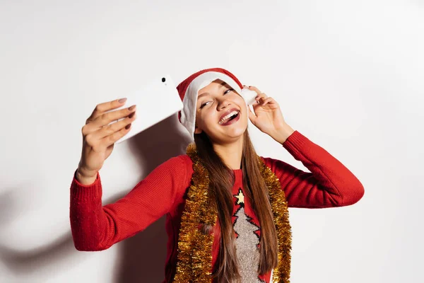 Heureux rire jeune fille célébrant le nouvel an et Noël, faire selfie — Photo