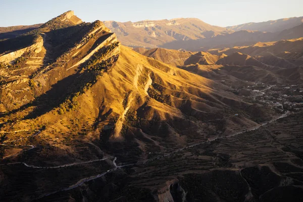 Kafkas Dağları görünümünü güneşte, ilham verici gündoğumu — Stok fotoğraf