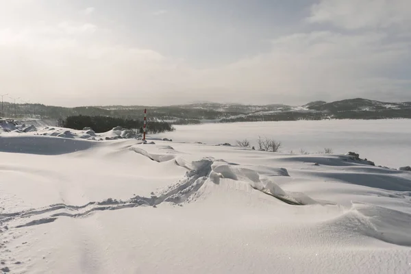 Dans le grand froid du nord, le champ est recouvert de neige blanche, de grandes dérives de neige — Photo