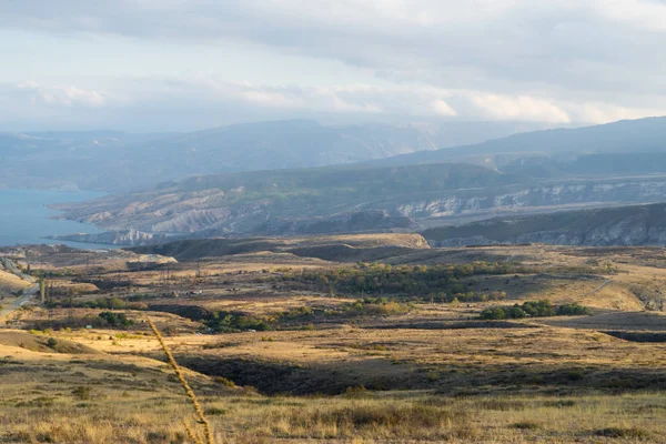 Vistas inspiradoras da natureza, montanhas altas e água azul, um vasto campo — Fotografia de Stock