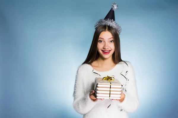 Счастливая молодая девушка получила подарок на Новый год и Рождество, много книг — стоковое фото