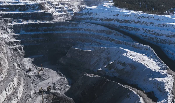 Szary głęboki Kanion dla górnictwa, ciężarówki i koparki dysku — Zdjęcie stockowe