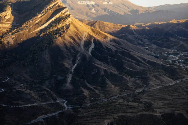 Yüksek görkemli beyaz dağlarda, yükselen güneş ışınlarının ilham verici bir bakış — Stok fotoğraf