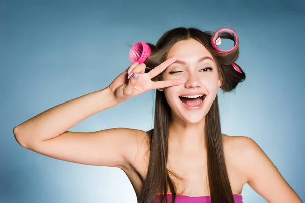 Happy νεαρό κορίτσι πρόκειται να ένα κόμμα, κάνει ένα κούρεμα με σίδερα, γέλιο — Φωτογραφία Αρχείου