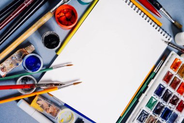 bir mavi sanat malzemeleri, teknik inceleme, suluboya ve guaş, fırçalar açayım