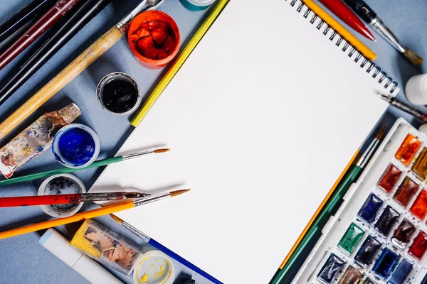 bir mavi sanat malzemeleri, teknik inceleme, suluboya ve guaş, fırçalar açayım