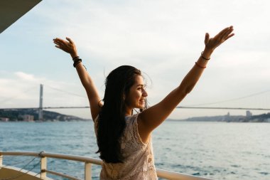 Gemi tatil kadının seyahat etmek tatil denizde seyir. Ücretsiz kaygısız mutlu kız Kollarını açarak özgürlük poz Ocean adlı arıyorsunuz.