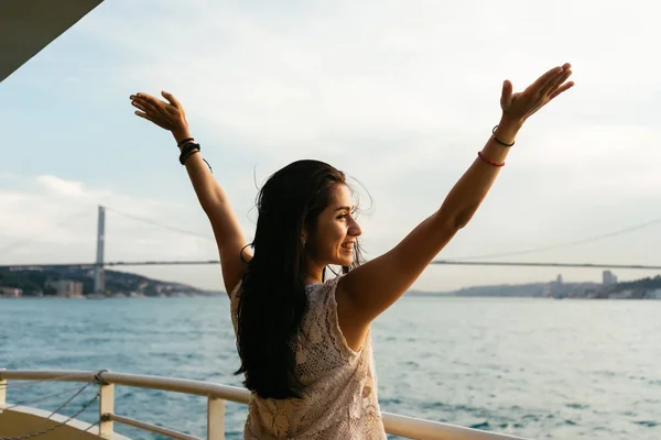 Kreuzfahrtschiff Urlaub Frau genießen Urlaub auf See. freies, unbeschwertes, glückliches Mädchen, das mit offenen Armen in freier Pose auf das Meer blickt. — Stockfoto