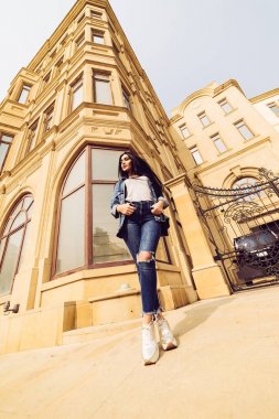 şık çekici kız kot pantolon üzerinde Bakü, Azerbaycan, seviyor seyahat etmek tatil geldi